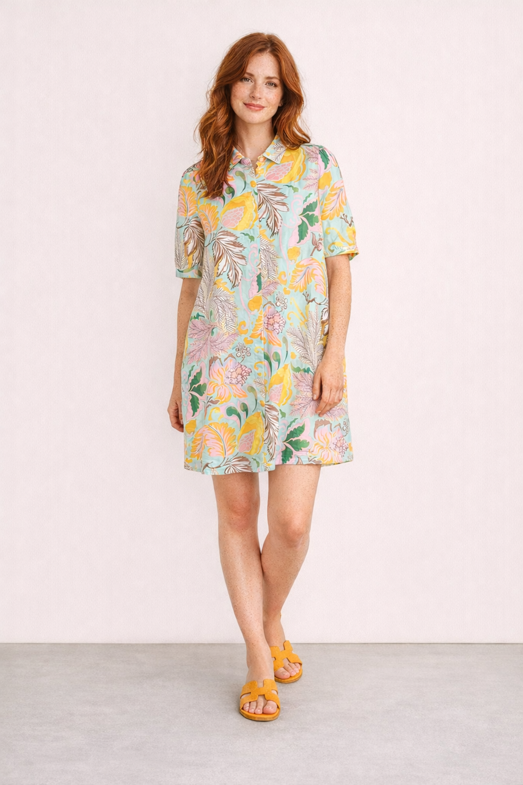 Farbenfrohes florales Kurzarmkleid