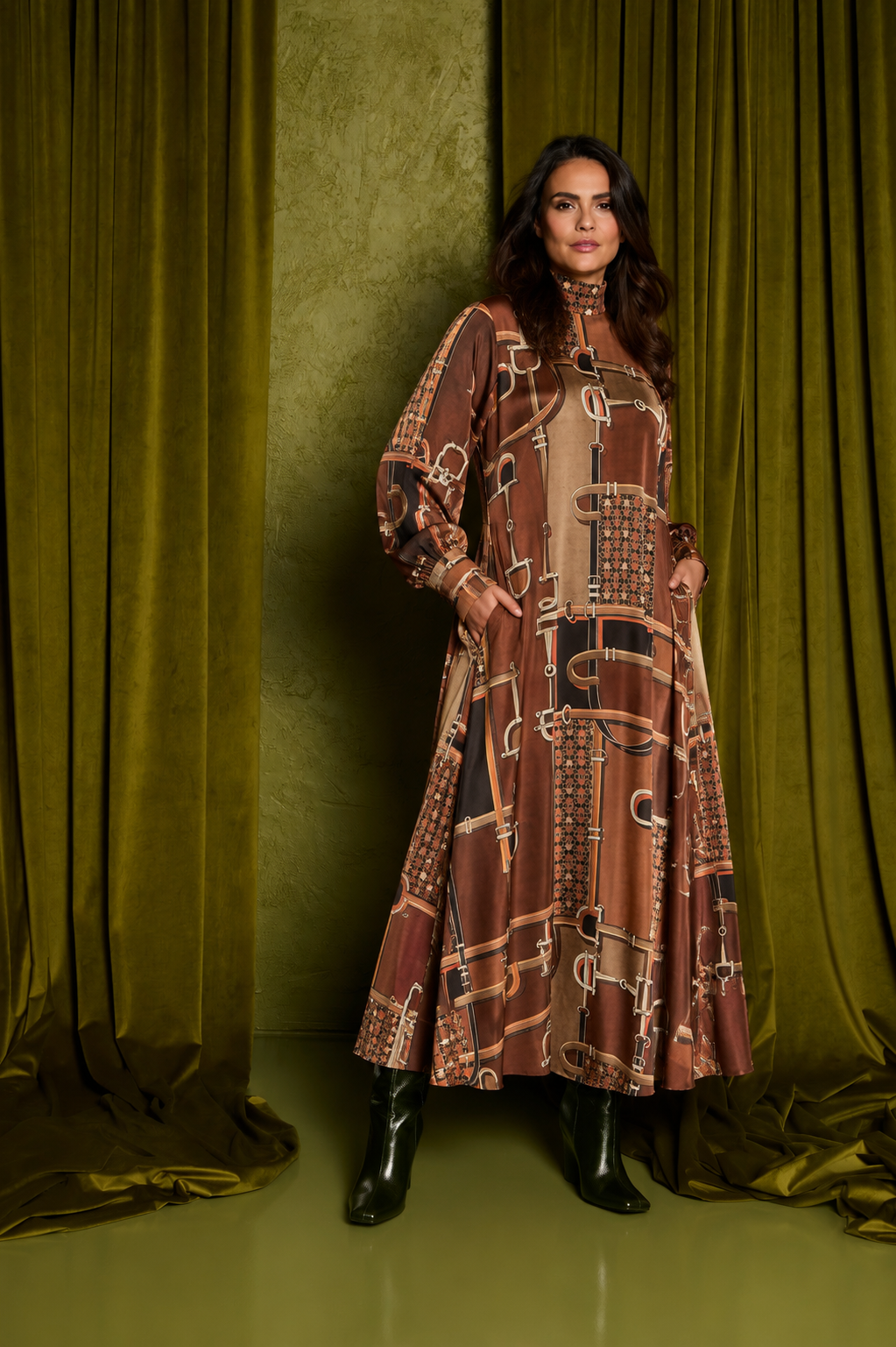ANNA’S Maxikleid mit Equestrian-Print in Cognac, Espresso & Camel