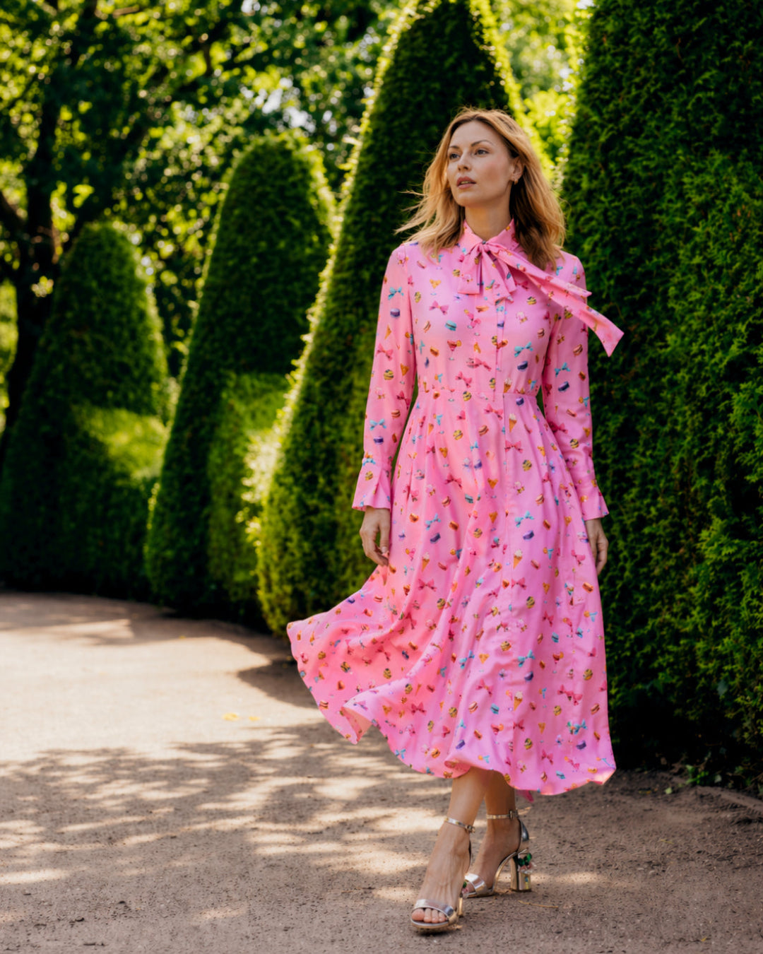 Seidenkleid Leila mit Schluppe Macarons-Print tailliert