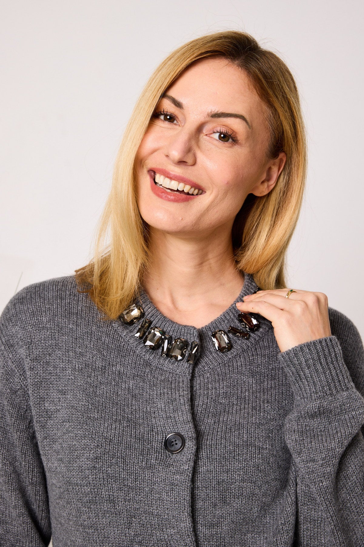 Rundhals-Cardigan mit STRASS