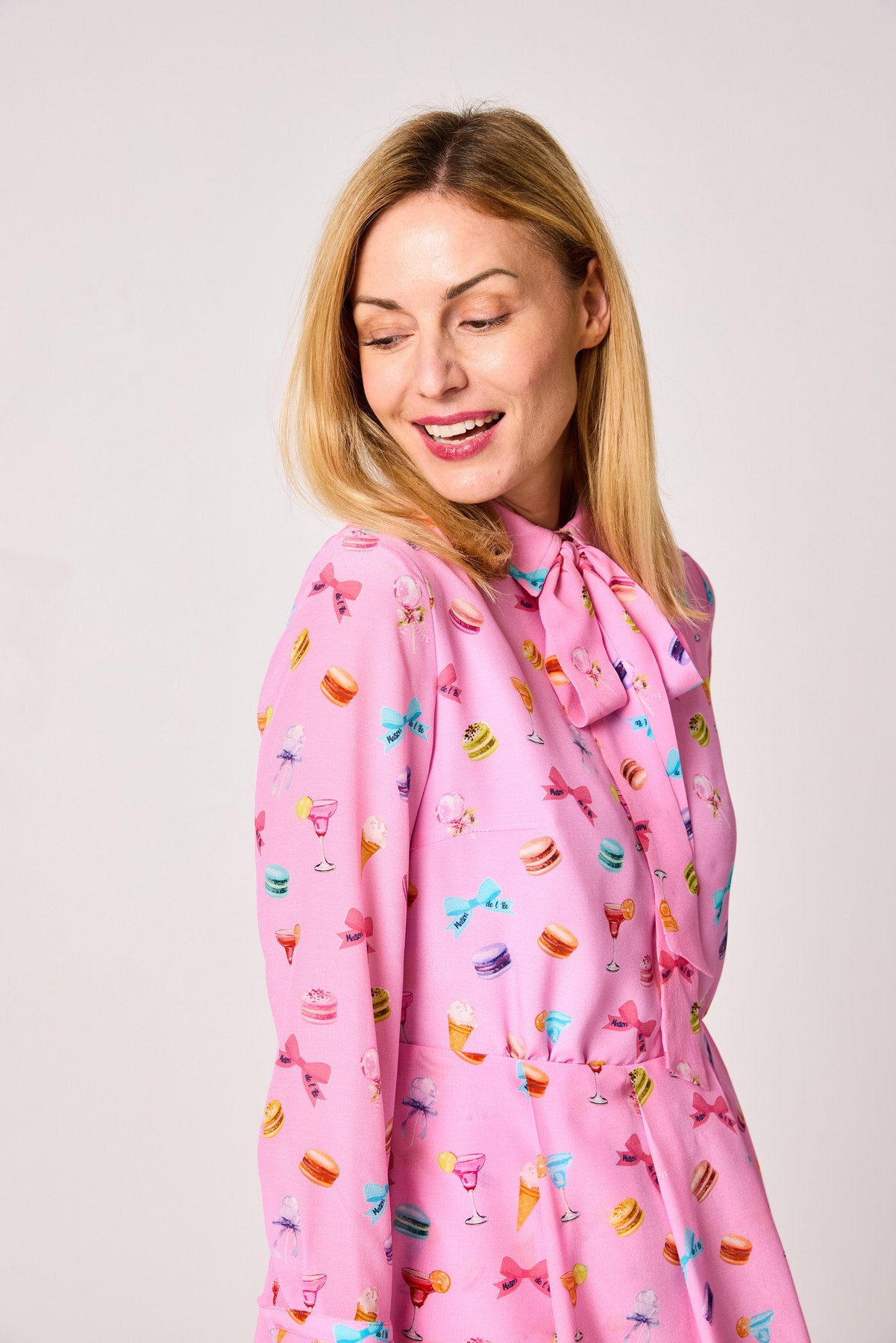 Seidenkleid LEILA mit Schluppe Macarons-Print