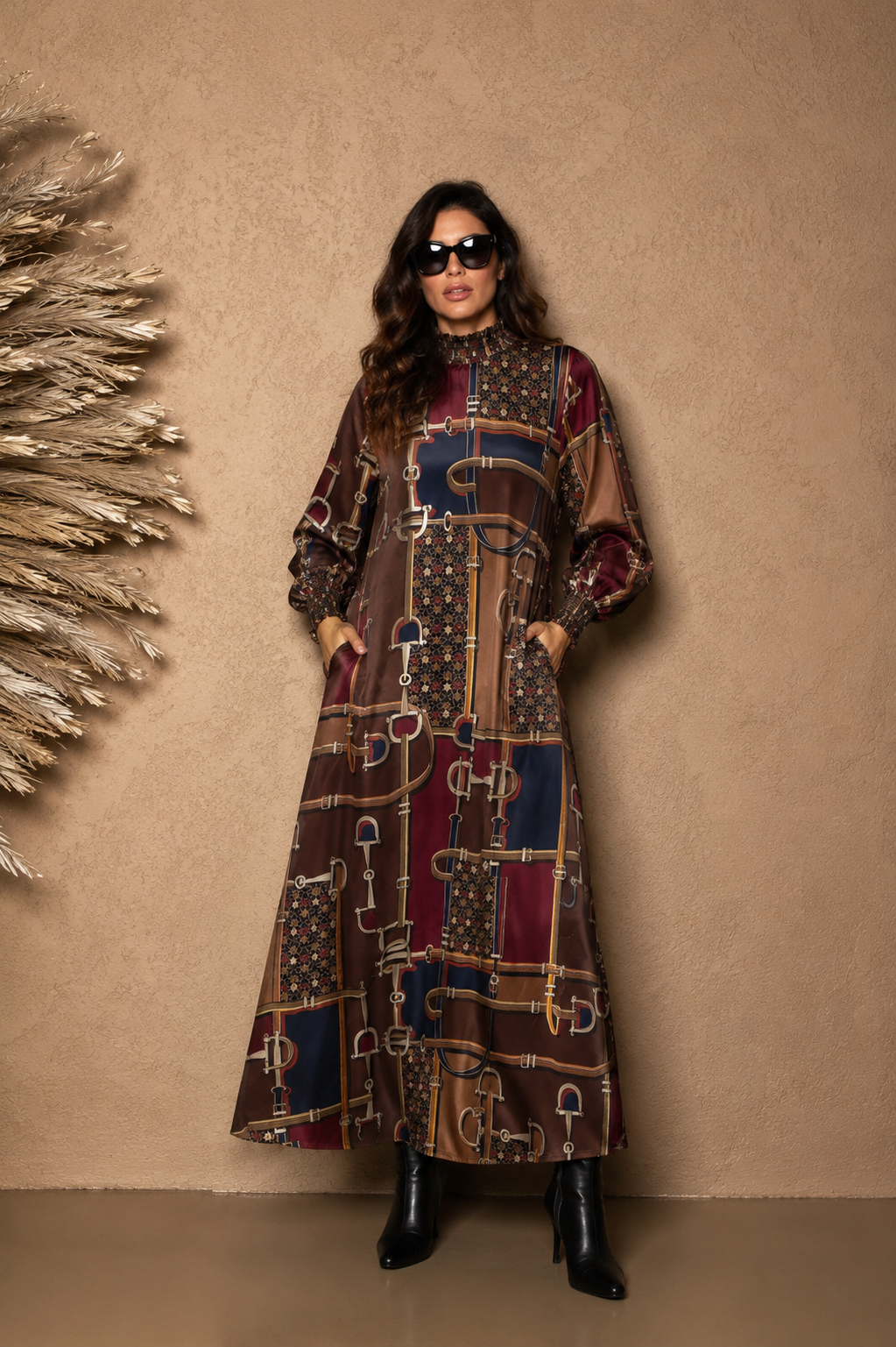 ANNA’S Maxikleid mit Horsebit-Print in Navy, Espresso & Bordeaux