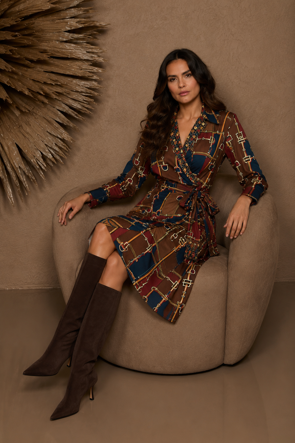 ANNA’S Wickelkleid mit Equestrian-Print in Braun, Navy & Bordeaux