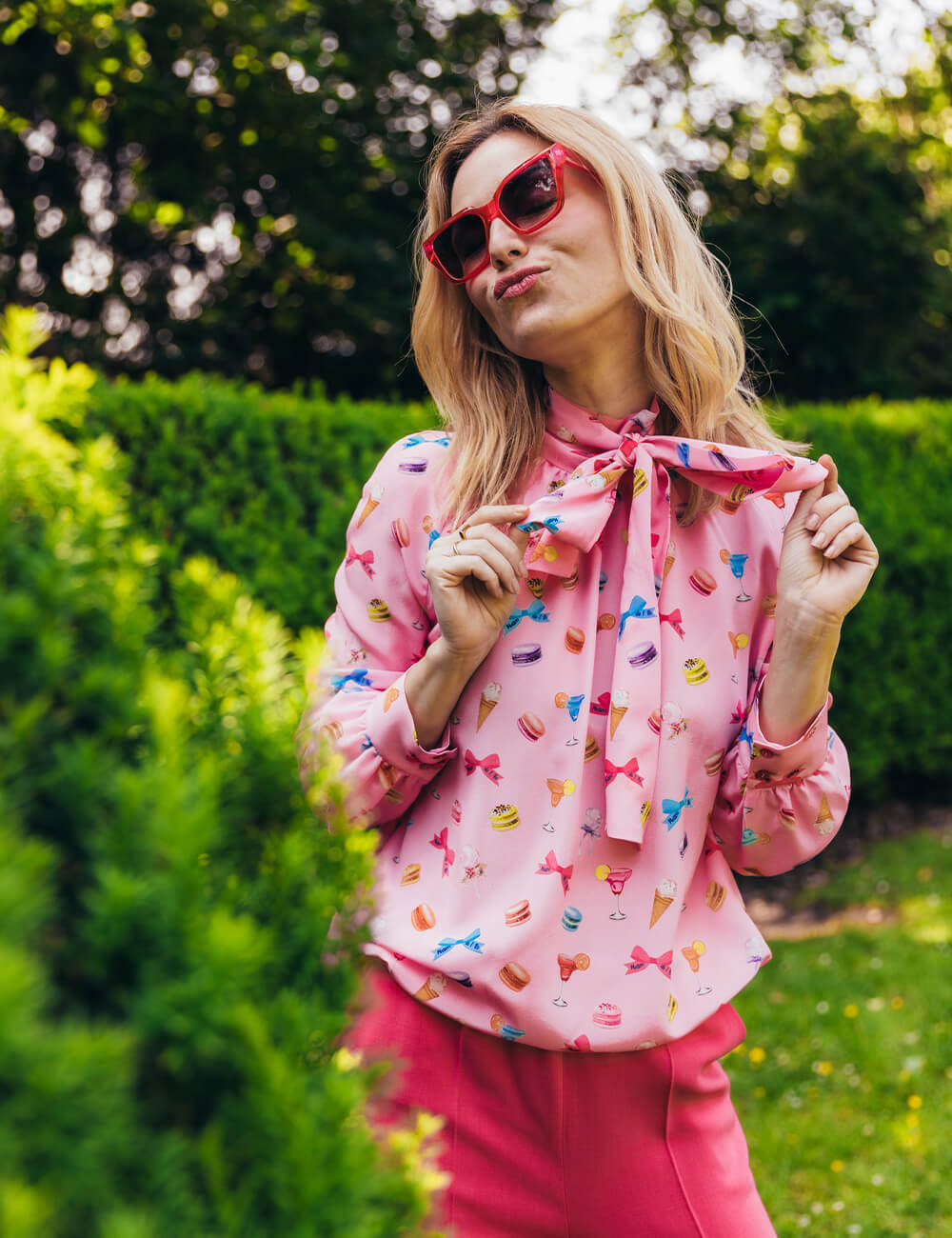 Schluppenbluse mit Macarons-Print DORA