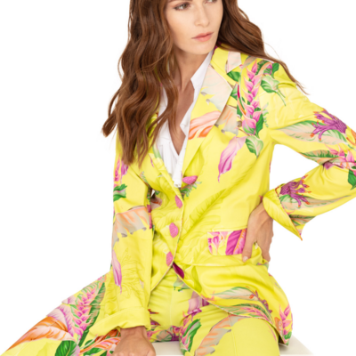 Model trägt Blazer mit Tropical Print INDIRA in Lemongreen von MAIDEN LANE