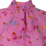 Schluppenbluse mit Schleife – Macarons-Print aus Seide