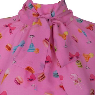 Schluppenbluse mit Schleife – Macarons-Print aus Seide
