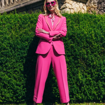 „Moderne Frau im pinken Blazer mit Häkelkante und passender Culotte von Maison de l’île – Fashion-Statement im Freien“