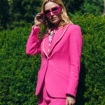 „Pinkfarbener Blazer mit Häkelkante und Schalkragen von Maison de l’île – stilvoll kombiniert mit Seidenschal und Sonnenbrille“