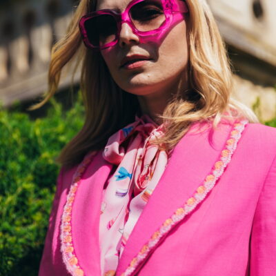 „Nahaufnahme vom pinken Blazer mit Häkelkante von Maison de l’île – edle Details am Schalkragen“